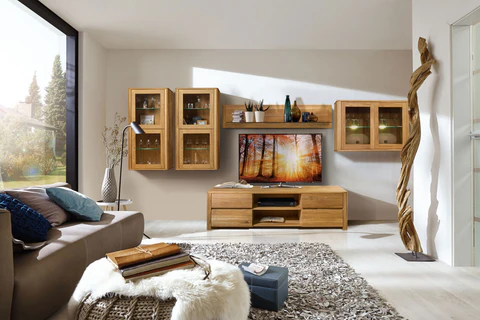 Carpintero artesanal creando pieza de madera